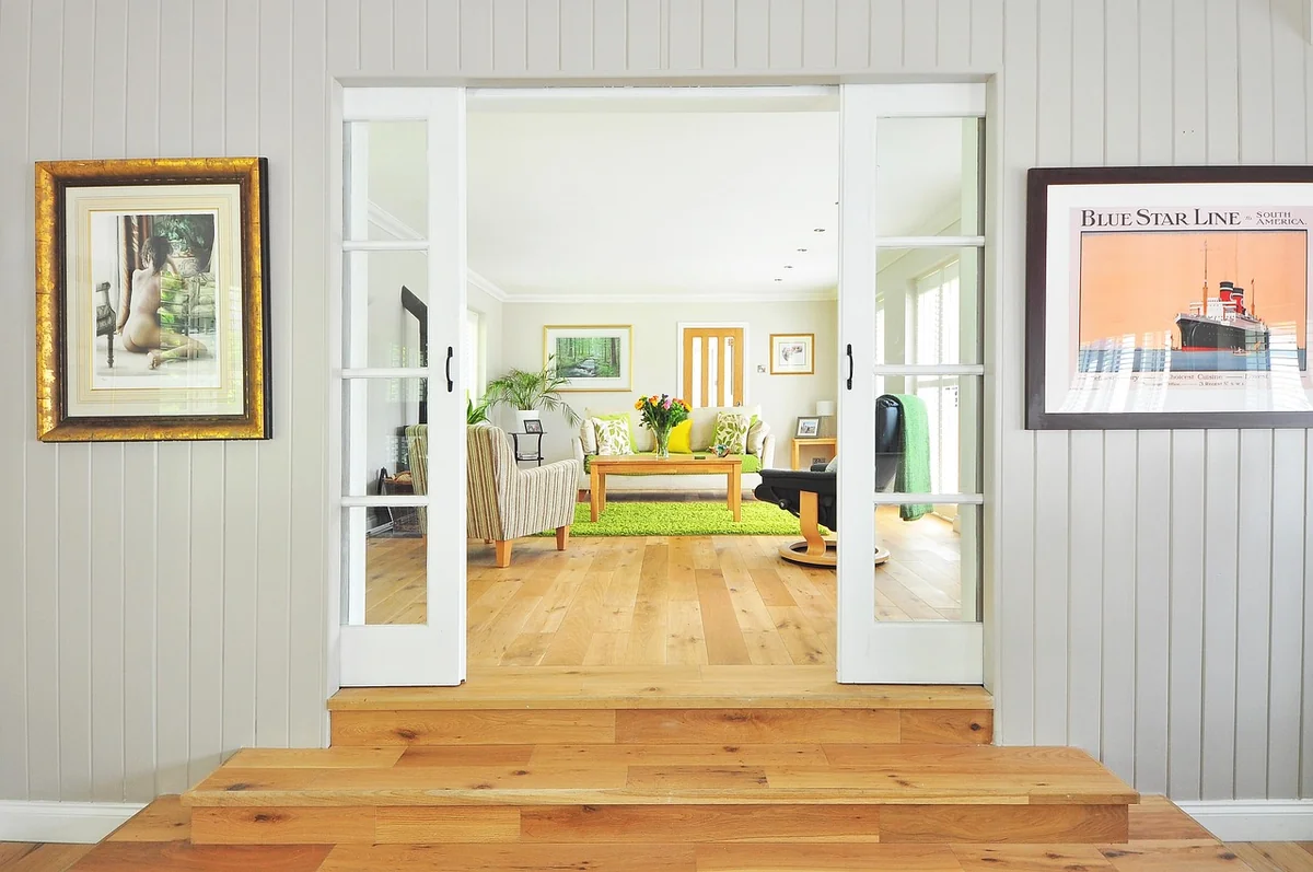 Technique pour poncer un vieux meuble en bois verni : guide complet 2026